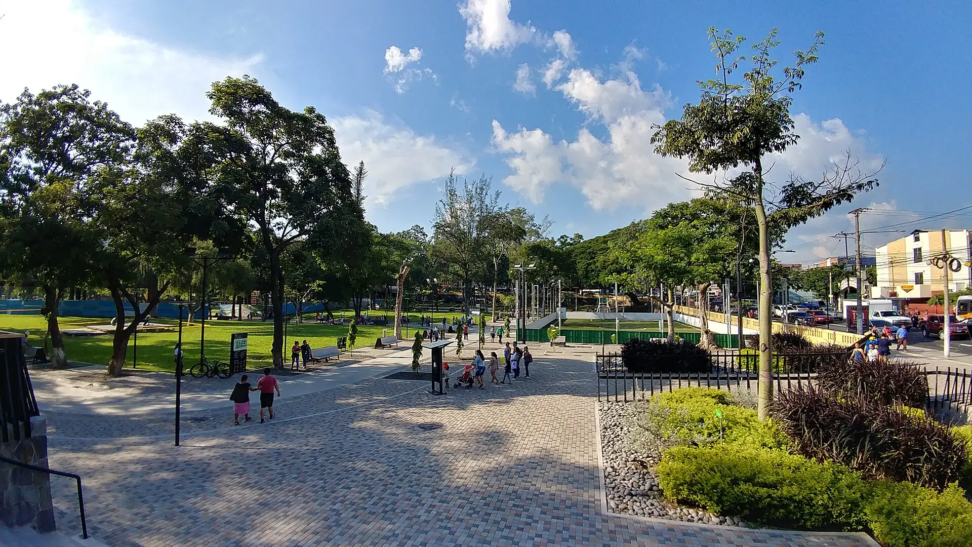 Senderos y árboles del Parque Cuscatlán, en el Centro Histórico de San Salvador.