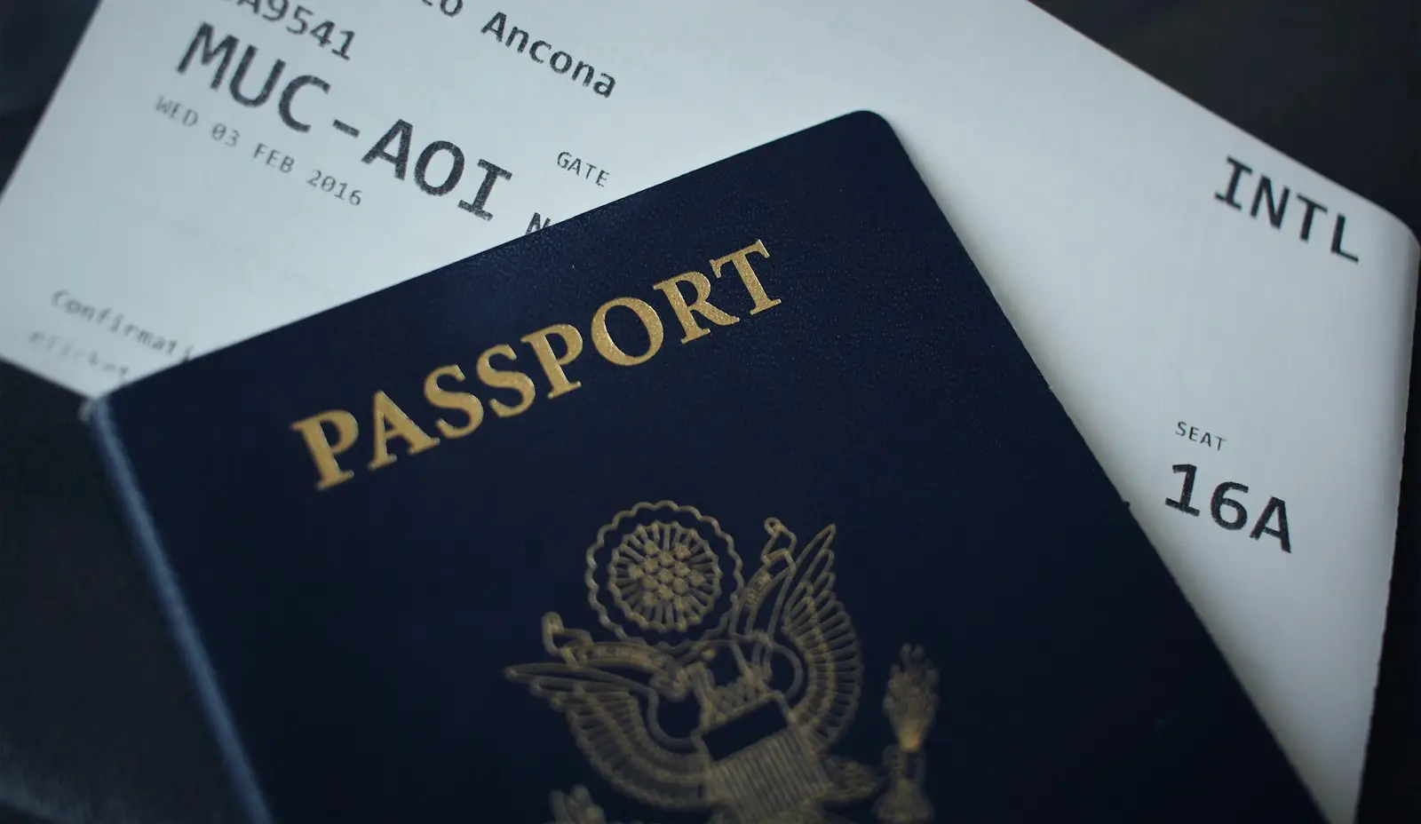 Una libreta de pasaporte sobre papeles.